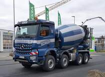 =MB Arocs als Betonlieferfahrzeug von SCHICK-Bau verlässt nach Entladung die Baustelle in Künzell, 11-2021