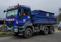 =MAN TGS 26.480 von SCHMIDT-BAU bei Teerarbeiten in Petersberg, 11-2021