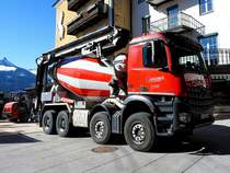 ACTROS 4143 Betonmischer mit Förderband, musste erst mühesam im Rückwärtsgang durch die engen Gassen von St.Wolfgang/Skgt die Zufahrt anvisieren, um beim bekannten  Weissel-Rössel  am Wolfgangsee die graue Baumasse zustellen zu können;  220309