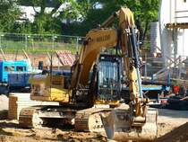 Schwerer Caterpillar 324D Ln Bagger auf einer Baustelle der Rwth in Aachen.