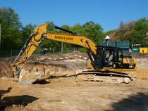 Schwerer Caterpillar 324D Ln Bagger auf einer Baustelle der Rwth in Aachen.