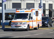 Mercedes Rettungswagen unterwegs in der Stadt Zürich am 13.03.2022