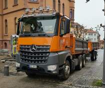 =MB Arocs-Hängerzug vom Bauunternehmen HAHN steht auf einer Baustelle in Hünfeld, 12-2021