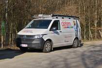 VW T6 aufgenommen an einer Haltebucht am Rande einer Strae. 03.2022 