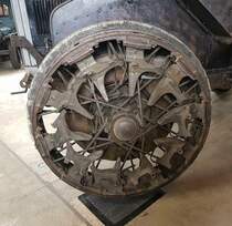 =Vorderrad des Pavesi-Militärschlepper Baujahr 1932, 55 PS, gesehen bei der Bulldogmesse in Alsfeld, 10-2021