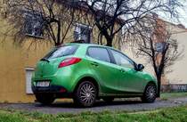 Rückansicht: Mazda 2 in der Farbe Spirited Green . Foto: 12.2020.