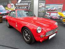 MG C GT, gebaut in den Jahren von 1967 bis 1969. Der MG C, den es als Roadster und GT gab, war nichts anderes, als ein MG B mit einem Sechszylinderreihenmotor. Das einzige, äußerliche Erkennungsmerkmal, war der Buckel auf der Motorhaube. Der  Sechsender  hat einen Hubraum von 2912 cm³ und leistet 145 PS. Techno Classica Essen am 27.03.2022.