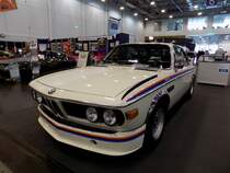 BMW E9 3.0 CSL. gebaut von 1971 und 1972. Im Jahr 1971 entstanden die ersten 3.0 CSL-Coupes in Zusammenarbeit mit der Tuningfirma Alpina/Buchloe im Allgäu. Es waren Homologationsmodelle für den Tourenwagensport. Als Basis diente der E9 3.0 CS. Der 3.0 CSL (C oupe S port L eichtbau) erhielt keine motortechnische Leistungssteigerung, sondern wurde durch Gewichtsersparnis auf ein Leergewicht von 1165 kg  abgespeckt . Der abgelichtete Wagen ist im Farbton chamonixweiß lackiert. Techno Classica Essen am 27.03.2022.