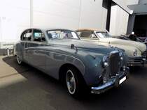 Jaguar MK VIII, gebaut in den Jahren von 1956 bis 1959. Während der vierjährigen Produktionszeit verließen 6230 Limousinen dieses Typs die Fabrikhallen in Coventry. Der Sechszylinderreihenmotor, der auch schon im Vorgängermodell Mark VII verbaut war, hat einen Hubraum von 3442 cm³ und leistet 213 PS. Die Höchstgeschwindigkeit dieses luxuriösen Wagens wurde mit 180 km/h angegeben. Außengelände der Techno Classica Essen am 27.03.2022.
