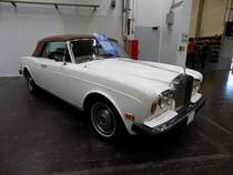 Rolls Royce Corniche I DHC, produziert in Crewe von 1971 bis 1986. Als Corniche wurden ab 1971 die Coupe- und DHC Versionen (D rop H ead C oupe = Cabriolet) des Rolls Royce Silver Shadow bezeichnet. Der V8-Motor mit einem Hubraum von 6.748 cm³ leistet 224 PS und war grundsätzlich mit einem 3-Gang-Automatikgetriebe ausgerüstet. Techno Classica Essen am 27.03.2022.