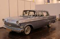 Opel Kapitän P-LV, gebaut von 1959 bis 1963. Der Werbespruch 1959 für dieses Fahrzeug: Der beste Opel Kapitän, den es je gab. Preisgünstig, wirtschaftlich, solide, zuverlässig und dauerhaft. Der abgelichtete Kapitän entstammt dem Modelljahr 1962 und ist ein Fahrzeug in der luxuriöseren L-Ausstattung. Ein solcher Kapitän war ab DM 10.675,00 zu haben. Angetrieben wird der Wagen von einem Sechszylinderreihenmotor, der aus einem Hubraum von 2605 cm³ 90 PS leistet. Techno Classica Essen am 27.03.2022.