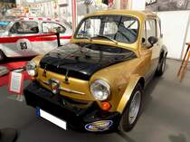 Im Februar 1961 stellte der gebürtige Wiener Carlo Abarth (*1908 +1979) die wahrscheinlich gelungenste Kreation seiner Karriere vor. Ausgehend vom Fiat 600D  Seicento , der mit einem, im Heck verbauten, Vierzylinderreihenmotor mit einem Hubraum von 767 cm3 ausgerüstet ist, bringt er die Bohrung auf 62,5 und den Hub auf 69 mm und erhöht somit den Hubraum auf 847 cm³. Mit den neuen Kolben steigt auch das Verdichtungsverhältnis auf 9,2:1. Außerdem wurde eine andere Nockenwelle, ein 32´er Solex-Vergaser, ein größerer Luftfilter, eine verstärkte Kurbelwelle und ein Sportauspuff eingebaut. Dadurch erhöht sich die Leistung auf 52 PS bei 5800 U/min. Das so umgebaute Fahrzeug erreicht eine Geschwindigkeit von 140 km/h. Daher erhielt der Wagen auch noch Scheibenbremsen an den Vorderrädern. Eine der Schwachstellen des Fiat 600D war die Position des Wasserkühlers neben dem Motor im hinteren Motorraum. Obwohl er ein festes Kühlgebläse hat, erhält er nicht ausreichend Kühlluft. Abarth löste dieses Problem, in dem er die Ölwanne abändert und einen Ölkühler in den Schmierölkreislauf einfügte. Diese, in den vorderen Stoßfänger verlegte Lösung wurde später zum Markenzeichen der TC-Modelle. Durch die Abwandlung eines harmlosen Familienautos in einen wendigen, leichten und spritzigen Rennboliden schaffte Carlo Abarth einen perfekten Rennwagen, nämlich den gezeigten Abarth 850 TC – eine Abkürzung, die für T urismo C ompetizione steht. Techno Classica Essen am 27.03.2022.