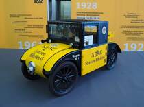 Ein solcher Hanomag 2/10 PS, besser bekannt als  Kommissbrot“, war im Jahr 1928 das erste, vierrädrige, Straßenwachtfahrzeug des ADAC, der sich damals noch Straßen-Hilfsdienst nannte. Das Fahrzeug wurde originalgetreu nach alten Unterlagen aufgebaut und trägt stolz die Bezeichnung Wagen Nr.1. Der 2/10 PS wurde bereits am Fließband zusammen gebaut. Insgesamt verließen zwischen 1924 und 1928 15.775 Fahrzeuge dieses Typs die Hannoveraner Fabrik. Der stehend im Heck verbaute Einzylinderviertaktmotor hat einen Hubraum von 502 cm³ und leistet 10 PS. Die Kraftübertrag erfolgt mittels eines Dreiganggetriebes und Kette auf die Hinterachse. Angeblich sollen 60 km/h Höchstgeschwindigkeit möglich gewesen sein? Techno Classica Essen am 27.03.2022.