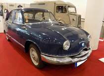 Panhard Dyna Z BL, produziert in einigen Serien von 1953 bis 1960. Hier wurde ein Dyna Z der ersten Baureihe abgelichtet, wie sie von Dezember 1953 bis Mai 1956 gebaut wurde. Er ist noch mit einer Aluminiumkarosserie versehen. Der 2-Zylinderboxermotor leistet 42 PS aus einem Hubraum von 851 cm³. Aufgrund seines günstigen cw-Wertes soll dieses sechssitzige Fahrzeuge eine Höchstgeschwindigkeit von über 140 km/h erreicht haben. Techno Classica Essen am 27.03.2022.