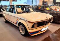 BMW 2002 turbo, gebaut in den Jahren 1973 und 1974. Der 2002  turbo  wurde auf der Frankfurter Automobil Ausstellung des Jahres 1973 vorgestellt. Der mittels Einspritzmotor und Abgaturbolader aufgerüstete Wagen, leistet 170 PS aus einem Hubraum von 1990 cm³ und beschleunigt das Auto auf eine Spitzengeschwindigkeit von 211 km/h. Um einen, der nur 1670 produzierten 2002 turbo zu bekommen, musste man im letzten Produktionsjahr mindestens DM 20.780,00 investieren. Techno Classica Essen am 27.03.2022.