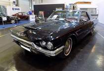 Ford Thunderbird Hardtop Coupe des Modelljahrganges 1965 im Farbton raven black. Von diesem Typ verkaufte Ford in diesem Modelljahr 42.652 Fahrzeuge. Der Basispreis lag bei US$ 4.486,00. Der V8-Motor des Thunderbird war wahlweise mit 300 oder 330 PS erhältlich und hat einen Hubraum von 6391 cm³. Techno Classica Essen am 27.03.2022.