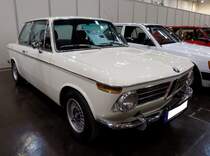 BMW 2002, produziert von 1968 bis 1975. Hier wurde ein 2002 abgelichtet, der vor April 1971 produziert wurde, da er noch nichtn die seitlichen Gummizierleisten trägt. Das Fahrzeug ist im Farbton chamonixweiß lackiert. Der Vierzylinderreihenmotor leistet 100 PS aus einem Hubraum von 1.990 cm³. Techno Classica Essen am 27.03.2022.