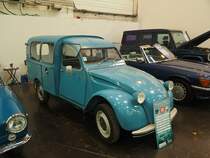 Citroen AK400. Die AK und AU bzw. AZU Modelle waren die Lieferwagenversionen der bereits 1949 vorgestellten  Ente . Während die AU/AZU-Modelle 250 Kilogramm zuladen durften, konnten die AK-Modelle 400 Kilogramm zuladen. Unter der geschwungenen Motorhaube verrichtet ein gebläsegekühlter Zweizylinderboxermotor mit einem Hubraum von 602 cm³ seinen Dienst. Dieser Motor gibt 29 PS an die angetriebenen Vorderräder weiter. Techno Classica Essen am 27.03.2022.