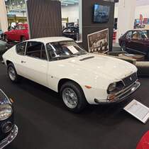 Lancia Fulvia Coupe Sport Zagato 1.3S. Zeitgleich mit dem Fulvia Werkscoupe kam im Jahr 1965 auch dieses, von Zagato gezeichnete, Sport Coupe auf den Markt. Insgesamt verkaufte Lancia 6100 dieser Sport Coupe´s . Der abgelichtete Wagen ist mit dem mittleren der drei lieferbaren Motorisierungen ausgerüstet. Der V4-Motor hat einen Hubraum von 1298 cm³ und leistet 87 PS. Techno Classica Essen am 27.03.2022.