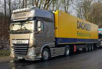 =DAF XF von TTH mit einem Sattelauflieger von DACHSER steht zur Fahrerpause auf einem Rastplatz an der B 27, 12-2021