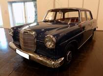 Mercedes Benz W110 190D Automatic, produziert von April 1961 bis August 1965. Die Baureihe W110 bot die optimale Mischung aus Komfort, Geräumigkeit, Leistung und Wirtschaftlichkeit. Der hier abgelichtete Wagen ist mit einem Vierzylindervorkammerdieselmotor ausgerüstet, der aus einem Hubraum von 1988 cm³ 55 PS leistet. Für eine solche Limousine in der Dieselversion war im Jahr 1961 ein Kaufpreis von mindestens DM 10.450,00 fällig. Für das in diesem Wagen verbaute Automaticgetriebe war noch mal ein Aufpreis von DM 1.400,00 fällig. Techno Classica Essen am 27.03.2022.