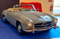 Mercedes Benz W121 BII, gebaut von 1955 bis 1963. Besser bekannt unter der Typenbezeichnung 190SL. Genau 25.881 Fahrzeuge dieses Typs verließen die Werkshallen von Mercedes Benz. Der Vierzylinderreihenmotor mit einem Hubraum von 1897 cm³ leistet 105 PS. Für einen solchen  Wirtschaftswunder-Sportwagen  waren mindestens DM 16.500,00 fällig. Ab September 1959 konnte der Kunde/in ein festes Hardtopcoupedach mit bestellen, um im Winter ein festes Dach über dem Kopf zu haben. Dieser  Luxus  kostete noch einmal zusätzlich DM 1.150,00. Techno Classica Essen am 27.03.2022.