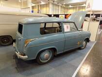 Restaurierungsbedürftiger Lloyd LS 600 Kombi, gebaut in den Jahren von 1955 bis 1957. Die Lloyd 600 Modelle läuteten bei der Bremer Firma den Übergang vom Zweitaktmotor zum Viertaktmotor ein. Für ein solches Kombifahrzeug waren im letzten Produktionsjahr 1957 mindestens DM 3.790,00 fällig. Der gebläsegekühlte Zweizylinderreihenmotor hat einen Hubraum von 596 cm³ und leistet 19 PS. Techno Classica Essen am 27.03.2022.