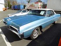 Pontiac Bonneville Convertible aus dem Jahr 1967 im Farbton montreaux blue. Von diesem Cabriolet-Modell verkaufte Pontiac in diesem Modelljahr 10.033 Fahrzeuge zu einem Preis ab US$ 3448,00. Spitzenmotorisierung war ein V8-Motor mit einem Hubraum von 400 cui (6555 cm³) und einer Leistung von 400 PS. Außengelände der Techno Classica Essen am 27.03.2022.