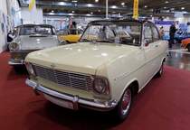 Opel Kadett A Coupe, gebaut in den Jahren von Oktober 1963 bis zum Produktionsende im Juli 1965. Während die Limousine schon ab August 1962 im neuen Bochumer Opel-Werk vom Band lief, folgte das Coupe erst 14 Monate später. Ein solches Coupe war ab DM 5.775,00 zu haben und war immer mit dem  stärkeren  983 cm³ Vierzylinderreihenmotor mit 48 PS ausgerüstet. Techno Classica Essen am 27.03.2022.