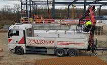 =MAN TGX von KERKHOFF-Transporte steht zur Entladung auf einer Baustelle in Künzell, 12-2021