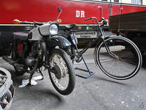 Eine MZ TS neben einem Fahrrad mit Hilfsmotor, so gesehen Ende März 2022 im Mecklenburgischen Eisenbahn- und Technikmuseum Schwerin.