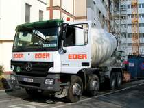 ACTROS4141 der Fa.Eder wartet bei der Krankenhausgrobaustelle auf seine Entladung;090409