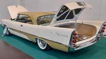 DeSoto Firesweep Sportsman twodoor aus dem Jahr 1957. In diesem Modelljahr war die Modellreihe Firesweep das Basismodell der Chrysler-Division DeSoto. Darüber waren die Modellreihen Firedome, Firefleet und das Topmodell Adventurer angesiedelt. Von diesem zweitürigen, sechssitzigen, Coupe verkaufte DeSoto in diesem Modeljahr genau 13.333 Fahrzeuge zu einem Preis ab US$ 2836,00. Der V8-Motor hat einen Hubraum von 5323 cm³ und leistet 245 PS. Ab dem Modelljahr 1957 gab es DeSoto Fahrzeuge auch nur noch mit Automaticgetriebe. Techno Classica Essen am 27.03.2022.