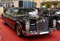 Mercedes Benz W100, gebaut in Handarbeit von 1964 bis 1981. Der W100, besser bekannt als 600´er, war der Star der IAA Frankfurt des Jahres 1963. Der abgelichtete 600`er in der Normalversion wurde 1971 produziert und kostete zum damaligen Zeitpunkt DM 56.500,00, ohne eines der vielen aufpreispflichtigen Extras. Insgesamt wurden 2677 Autos vom Typ W100 gebaut. Der V8-Motor mit einem Hubraum von 6.330 cm³. Mit seinen 250 PS erreicht der 2600 Kilogramm schwere 600´er eine Höchstgeschwindigkeit von 207 km/h. Techno Classica Essen am 27.03.2022.