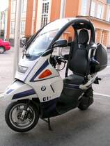 BMW-C1 mit der Aufschrift  BMW.WilliamsF1Team  vor der Jahnturnhalle in Ried i.I.; 090409