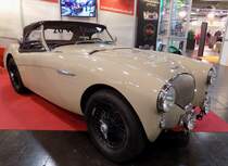 Austin Healey 100/4 BN 1 des Jahrganges 1955 im Farbton pale primerose. Im Oktober 1952 stellte Donald Healey auf der Earls Court Motorshow in London sein neues Modell Healey 100 vor. Der Chef der BMC ( B ritish M otor C orporation), Sir Leonard Lord war von dem Sportwagen derart begeistert, das er mit Donald Healey die Serienproduktion durch die BMC unter der Typenbezeichnung Austin-Healey 100 vereinbarte. Von diesem Modell wurden 5.348 Einheiten im BMC-Werk Longbridge bei Birmingham produziert. Der Vierzylinderreihenmotor hat bei diesem Auto einen Hubraum von 2660 cm³ und leistet 108 PS. Techno Classica Essen am 27.03.2022.