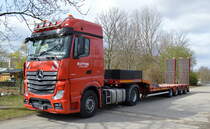 KUTTER GMBH & CO. KG BAUUNTERNEHMUNG (Kutter Fräsdienstleister Luckau-Duben) mit einem Schwerlastsattelzug mit MB ACTROS 1854 Zugmaschine zum Transport einer Fräsmaschine am 05.04.22 Berlin Marzahn.