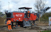 Kaltfräse (Großfräse) W 210 XP vom Hersteller Wirtgen Group der Firma KUTTER GMBH & CO. KG BAUUNTERNEHMUNG (Kutter Fräsdienstleister Luckau-Duben) beim Fräsvorgang eines alten Betonweges am 05.04.22 Berlin Marzahn.