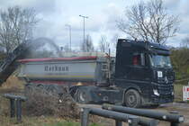 Die Abfuhr des Fräsmaterials erfolgte u.a. mit einem MB ACTROS 1848 Sattelkipper der Fa. Korduan Transporte GmbH am 05.04.22 Berlin Marzahn.