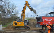 Auch ein LIEBHERR R 922 Raupenbagger (Mietbaumaschine) ist am 05.04.22 Berlin Marzahn tätig.