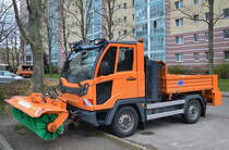 Ein privates Kommunalfahrzeug mit Kehrrollen-Frontaufsatz, ein Multicar Typ M31 C am 05.04.22  Berlin Marzahn.