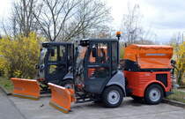 Zwei Hako Mehrzweckgeräte Citymaster 1250plus mit Frontkehrschildern eines privaten Vermieters am 05.04.22 Berlin Marzahn. 