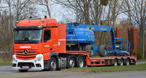 mateco GmbH - Arbeitsbühnenvermietung - Niederlassung Berlin-Süd mit einem Schwerlastsattelzug mit MB Actros 2548 Zugmaschine mit großer Miet-Arbeitsbühne auf der Ladebrücke am 05.04.22 Berlin Marzahn.