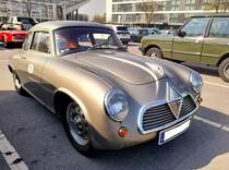 Borgward Hansa 1500 Sportcoupe. Es handelt sich um einen, von drei gebauten, Borgward Hansa 1500 Sportcoupes. Diese Prototypen wurde auf dem Genfer Auto-Salon des Jahres 1954 der Öffentlichkeit präsentiert. Der Motor dieses schnittigen Sportcoupes stammt aus dem Borgward Hansa 1500 und hat einen Hubraum von 1498 cm³. Durch verschiedene technische Änderungen kommt der Wagen allerdings auf eine Motorleistung von 80 PS. Da an diesem Auto etliche Teile aus Leichtmetall verbaut wurden, ist das Eigengewicht nicht sonderlich hoch und der Wagen soll eine Höchstgeschwindigkeit von 175 km/h erreicht haben. Die Borgward-Werke kalkulierten damals einen Verkaufspreis von DM 18.000,00. Wir erinnern uns, sechs Jahre nach der Währungsreform. Alle fingen mit DM 40,00 an. Besucherparkplatz der Techno Classica am 26.03.2022.