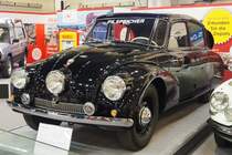 Tatra T87 aus dem Jahr 1942. Gebaut wurde das Modell von 1937 bis 1950. Das, vom legendären Hans Ledwinka (*1878 +1967) konstruierte Modell Tatra T87, lief in ca. 3000 Einheiten im tschechischen Koprivnice vom Band. Der im Heck verbaute, luftgekühlte, V8-Motor hat einen Hubraum von 2968 cm³ und leistet 75 PS. Da der aerodynamisch geformte Wagen nur einen cw-Wert von 0,36 hat, erreicht er eine Höchstgeschwindigkeit von 160 km/h. Der gezeigte T87 ist sonst im P.S. Speicher in Einbeck ausgestellt. Techno Classica Essen am 27.03.2022.