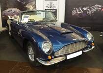 Aston Martin DB6 Vantage Volante aus dem Jahr 1967. Der DB6 wurde 1965 als viersitziger Nachfolger des zweisitzigen DB5 vorgestellt. Wir erinnern uns, der legendäre Wagen aus dem James Bond Streifen  Goldfinger . Der Sechszylinderreihenmotor hat einen Hubraum von 3996 cm³. Während der  normale  DB6 eine Leistung von 286 PS an die Hinterachse bringt, haben die leistungsgesteigerten Vantage-Modelle 325 PS. Insgesamt wurden nur 29 Fahrzeuge dieses Typs ausgeliefert. Techno Classica Essen am 27.03.2022.