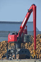 Ein Mantsinen 120 Hafenkran war Ende März 2022 in Wismar zu sehen.