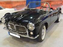 Fiat 1200  Granluce  Trasformabile, gebaut in den Jahren 1957 bis 1960. Das Cabriolet trug, mit kleinen Retuschen, immer noch das etwas schwülstige  Kleid  seines 1956 vorgestellten Vorgängers Fiat 1100-103E Trasformabile. Ein interessantes Detail dieses Fahrzeuges waren die nach außen schwingenden Sitze. Das kam insbesondere Damen in Röcken beim Ein- und Aussteigen entgegen. Der Vierzylinderreihenmotor hat einen Hubraum von 1221 cm³ und leistet 55 PS. Die Höchstgeschwindigkeit betrug 140 km/h. Techno Classica Essen am 27.03.2022.