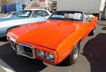 Pontiac Firebird Convertible des Modelljahres 1969. Das sportliche Modell Firebird im so genannten Coke-bottle-Design kam 1967 auf den Markt. Es war als Coupe und Convertible lieferbar. Im Modelljahr 1969 verkaufte die GM-Division Pontiac 11.649 Firebird Convertible-Autos. Der Basispreis lag bei US$ 3045,00. Für die extrem sportliche Version Firebird Convertible waren dann schon mindestens US$ 3772,00 fällig. Es waren folgende Motorisierungen lieferbar: Ein Sechszylinderreihenmotor mit einem Hubraum von 4093 cm³ und einer Leistung von 175 PS, ein V8-Motor mit einem Hubraum von 5799 cm³ und 265 PS oder 325 PS, sowie ein V8-Motor mit einem Hubraum von 6558 cm³ und einem Leistungsspektrum von 335 PS und 345 PS. Außengelände der Techno Classica Essen am 27.03.2022.