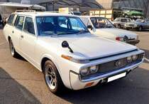Toyota Crown Station Wagon der Serie S60, wie er von 1971 bis 1974 in Toyota-City vom Band lief. Das Modell war ebenfalls als viertürige Limousine und zweitüriges Coupe lieferbar. Folgende Sechszylinderreihenmotoren waren lieferbar: 1988 cm³ mit 110 PS und 125 PS als Crown S, 2253 cm³ mit 115 PS und ab dem Modelljahr 1972 2563 cm³ mit 130 PS. Außengelände der Techno Classica Essen am 27.03.2022.